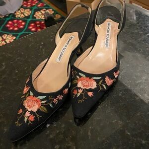 🌺MANOLOS🌸—Gorgeous Black w/ Floral Embroidery Manolo Blahnik Kitten Heels Sz 8